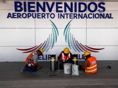 Un grupo de trabajadores ultiman los detalles finales de construcción del Aeropuerto Internacional General Felipe Ángeles.