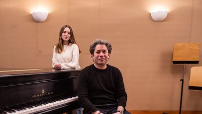 Gustavo Dudamel y su esposa, María Valverde, en un descanso de 'Fidelio', el martes en el Walt Disney Concert Hall de Los Ángeles.