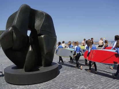 La escultura 'Pieza de bloqueo', de Henry Moore, en el paseo donostiarra de La Zurriola.