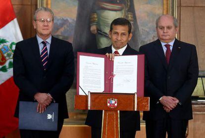 El presidente de Per&uacute;, Ollanta Humala, muestra el decreto que fija la nueva frontera con Chile