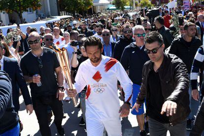 El actor Gerard Butler, en su relevo con la antorcha olímpica, que tuvo que cancelarse por las multitudes que congregó rumbo a Esparta.