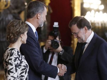 Els Reis saluden Mariano Rajoy, aquest dimecres.