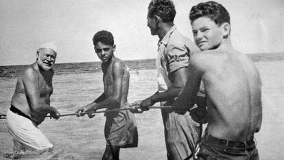 Ernest Hemingway en 1950 junto a su amigo Gregorio Fuentes, en quien se inspiró para escribir 'El viejo y el mar'
