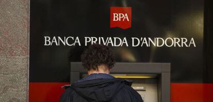 Un hombre opera en un cajero de Banca Privada de Andorra (BPA). 