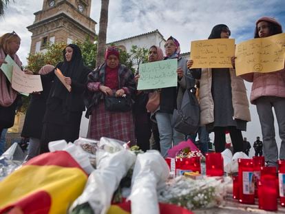 Mujeres musulmanas muestran sus condolencias y repulsa al ataque a dos iglesias católicas en Algeciras (Cádiz), en el que falleció un sacristán.