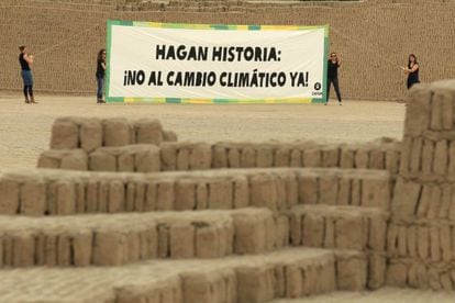 Activistas de Oxfam despliegan una pancarta gigante con el lema &#039;Hagan historia: &iexcl;no al cambio clim&aacute;tico ya!&#039; en Lima (Per&uacute;).
