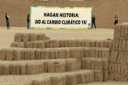 Activistas de Oxfam despliegan una pancarta gigante con el lema 'Hagan historia: ¡no al cambio climático ya!' en Lima (Perú).