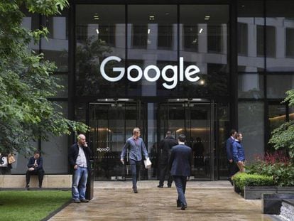 Varias personas pasan por delante de la oficina de Google en Londres.