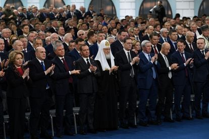Los asistentes aplauden durante el discurso de Putin, este martes en Moscú.