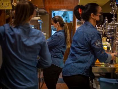 Varias empleadas trabajaban este jueves en una cafetería madrileña.