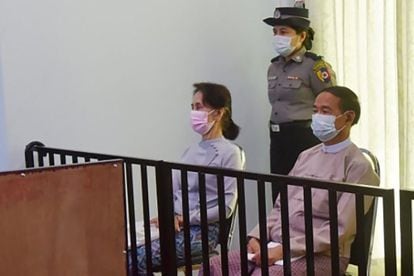 Aung San Suu Kyi y el expresidente Win Myint, en mayo de 2021 en un tribunal de Naypidó.