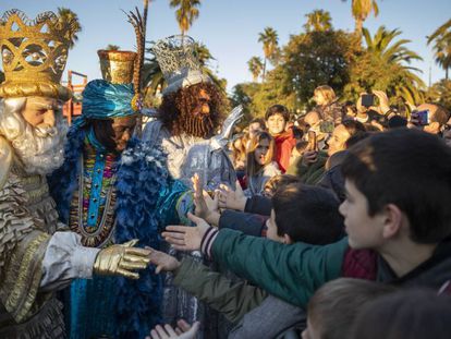 Los Reyes Magos de Oriente saludan a los niños en Barcelona