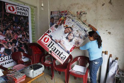 Una partidaria de Ollanta Humala despliega un póster electoral, en Lima.