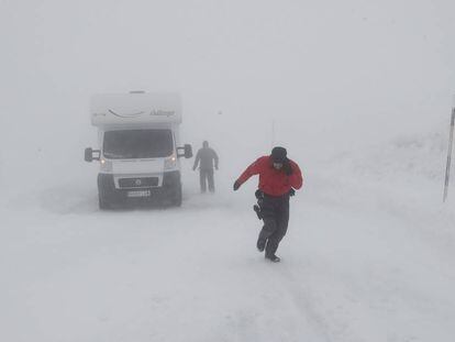 Una persona espera junto a su autocaravana en la N-137, en el puerto de Belagua (Navarra), este domingo.