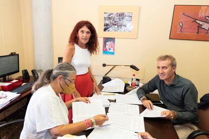La profesora Teresa Vicente, en el centro, durante el recuento de firmas la semana pasada en la Universidad de Murcia.