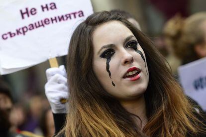 Una manifestantes, con las lágrimas pintadas, durante la manifestación de Madrid.