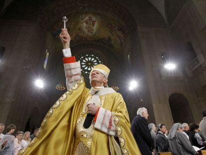 El cardenal Donald Wuerl, arzobispo de Washington, rocía la basílica de la Inmaculada Concepción con agua bendita, el 24 de abril de 2011.