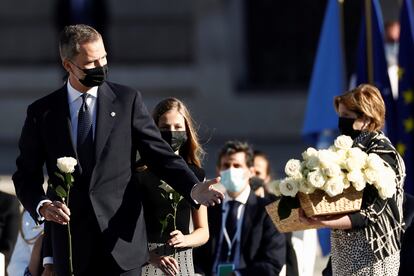 El Rey Felipe VI y la Princesa Leonor, con rosas para realizar una ofrenda floral en el pebetero central en el Patio de la Armería del Palacio Real
16/07/2020