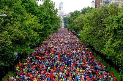 Miles de corredores en el paseo de la Castellana de Madrid, durante la celebraci&oacute;n de un marat&oacute;n popular.