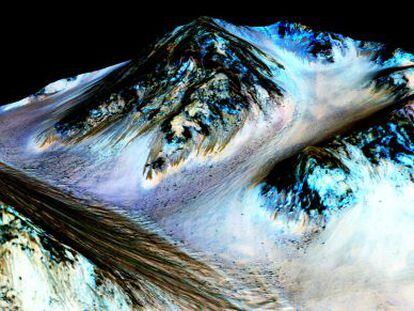 Marcas oscuras como las que se observan en el cráter Hale, en Marte, podrían ser indicios de flujos de agua en estado liquido en ese planeta, según la NASA.
