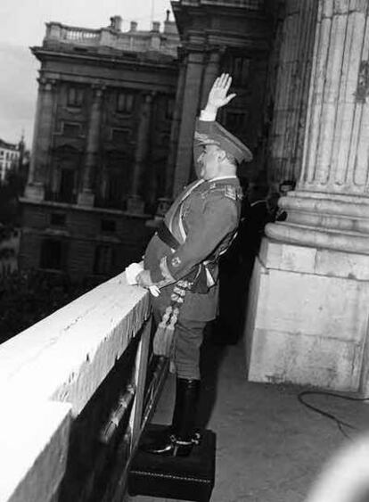 Franco se dirige a sus simpatizantes, en una fecha indeterminada, desde un balcón de la plaza de Oriente de Madrid.