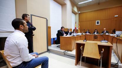 El exjugador de fútbol Dani Alves, sentado en el banquillo de los acusados momentos después de que arrancara el juicio contra él, el pasado 5 de febrero en la Audiencia de Barcelona.