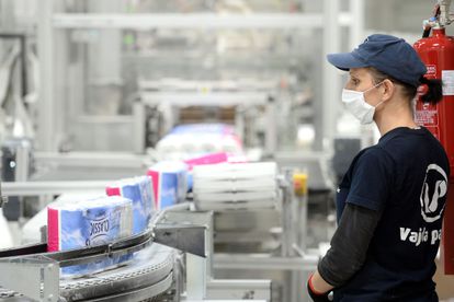 Una trabajadora supervisa una línea de producción de papel higiénico en una planta de Budapest (Hungría).