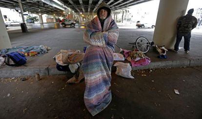 Un sin techo se arropa bajo un puerte en Nueva Orleans.