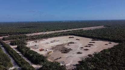 Vista aérea de los trabajos de construcción del Tramos 5 Norte del Tren Maya en Puerto Morelos, Quintana Roo. En enero 2023.