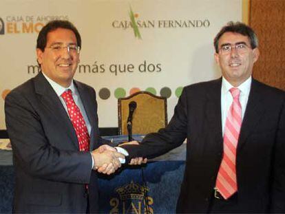 Antonio Pulido, presidente de El Monte, y Luis Navarrete, de Caja San Fernando, ayer, tras presentar el proyecto de fusión.