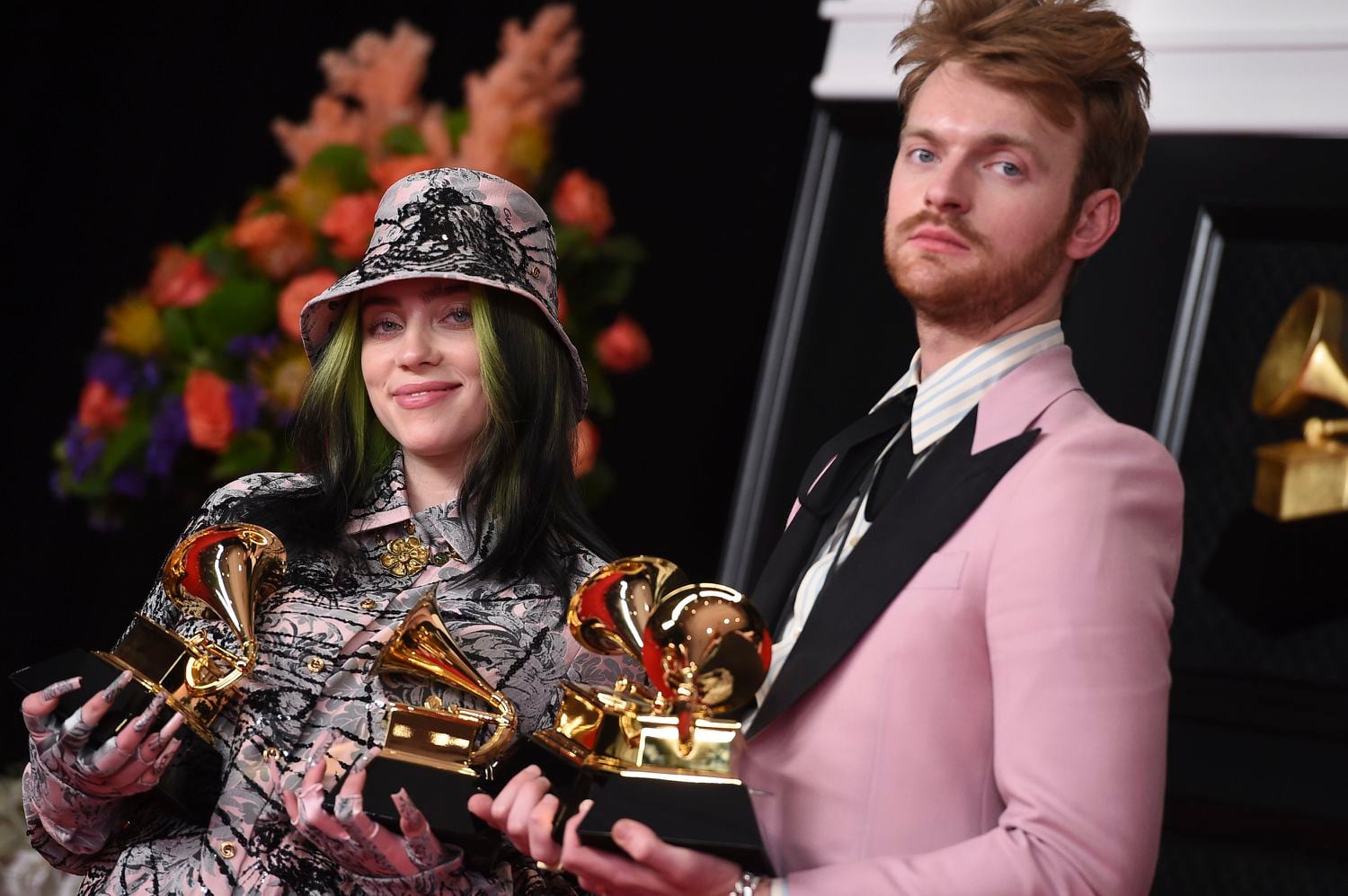 Finneas y Billie Eilish posan con los premios Grammy 2021