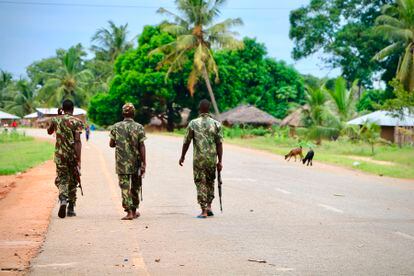 Soldados mozambiqueños patrullan por Mocimboa da Praia, en la provincia de Cabo Delgado.