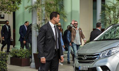 Mohammed VI saluda al salir del hotel donde se hospedó en La Habana, el pasado 12 de abril.