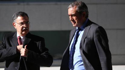 El juez Ángel Hurtado, a la izquierda, y Enrique López en 2015.