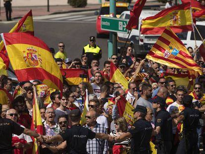 Manifestantes con banderas de Espa&ntilde;a ante el pabell&oacute;n Siglo XXI de Zaragoza.