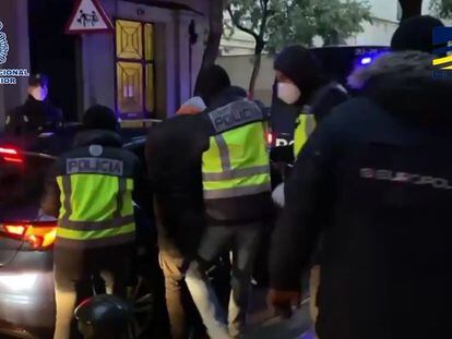 Momento de la detención de los tres yihadistas en una operación de la Policía en Barcelona.