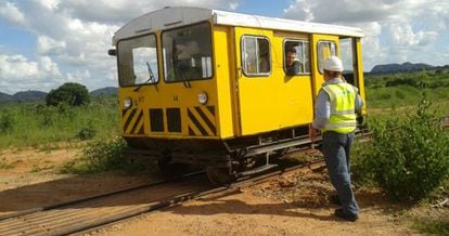Un grupo de operarios trabajan en la v&iacute;a ferroviaria de Mozambique.