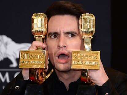 Brendon Urie, líder del grupo Panic! At The Disco, enseña a la prensa sus dos Billboard Awards.