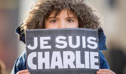 Ni&ntilde;o porta la pancarta de &#039;Je suis Charlie&#039;.