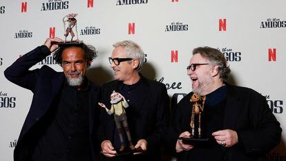 Alejandro Gonzalez Inarritu, Alfonso Cuarón y Guillermo del Toro juegan con los modelos de 'Pinocho'.