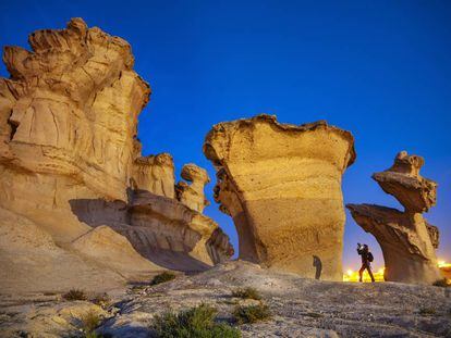 Las caprichosas formaciones rocosas frente a la playa de Bolnuevo, en Mazarrón (Murcia). 