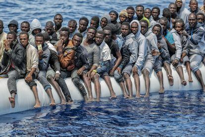 Un bote atestado de migrantes subsaharianos, antes de ser rescatados por Médicos Sin Fronteras, frente a las costas de Libia, el 8 de junio de 2016.