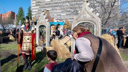 Niños interactúan con los personajes del Campamento de Reyes Magos, a 26 de diciembre de 2022, en Madrid (España)