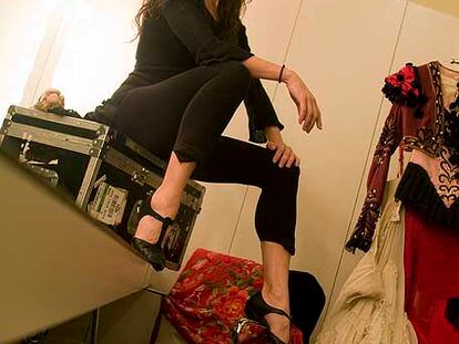 Aída Gómez, en su camerino del Teatro de San Lorenzo de El Escorial, durante los ensayos de <b><i>Permíteme bailarte.</b></i>
Foto: Santi Burgos