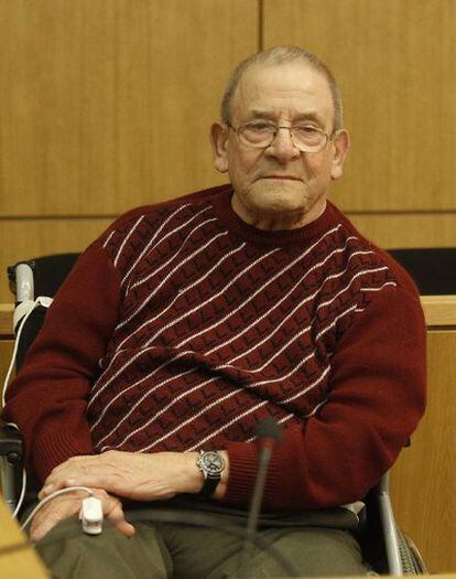 El antiguo nazi Heinrich Boere, en la sala del tribunal de Aquisgrán (Alemania) que le condenó a cadena perpetua por el asesinato de tres civiles holandeses durante la II Guerra Mundial.