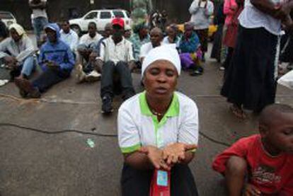 Una mujer ora para detener el mortal virus del &Eacute;bola en Monrovia, Liberia.