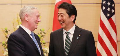 El secretario de Defensa de EE UU, Jim Mattis, y Shinzo Abe, el viernes.