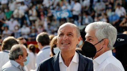 El expresidente de la Generalitat Valenciana, Francisco Camps (en el centro), junto al diputado popular Adolfo Suárez Illana, en un acto de la convención nacional del PP celebrado en Valencia el pasado octubre.