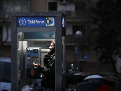 L'última cabina telefònica coberta de Barcelona, en una imatge d'arxiu.