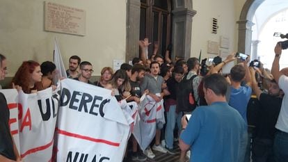 Manifestantes contra la presencia de Macarena Olona en la Universidad de Granada bloquean el acceso al paraninfo de la Facultad de Derecho, la tarde de este jueves.